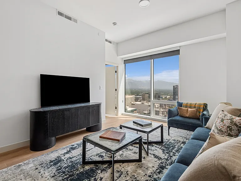 Seraph Luxury Downtown Apartments — Photo 11