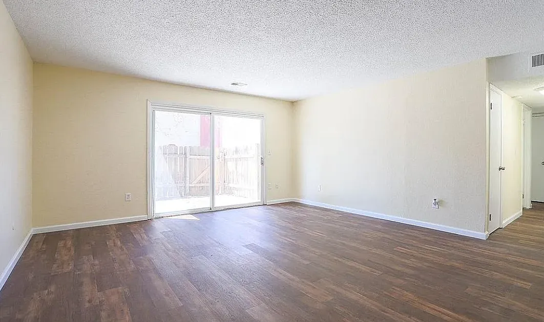 3 bed, 1009 sqft, $2,050 — Photo 2