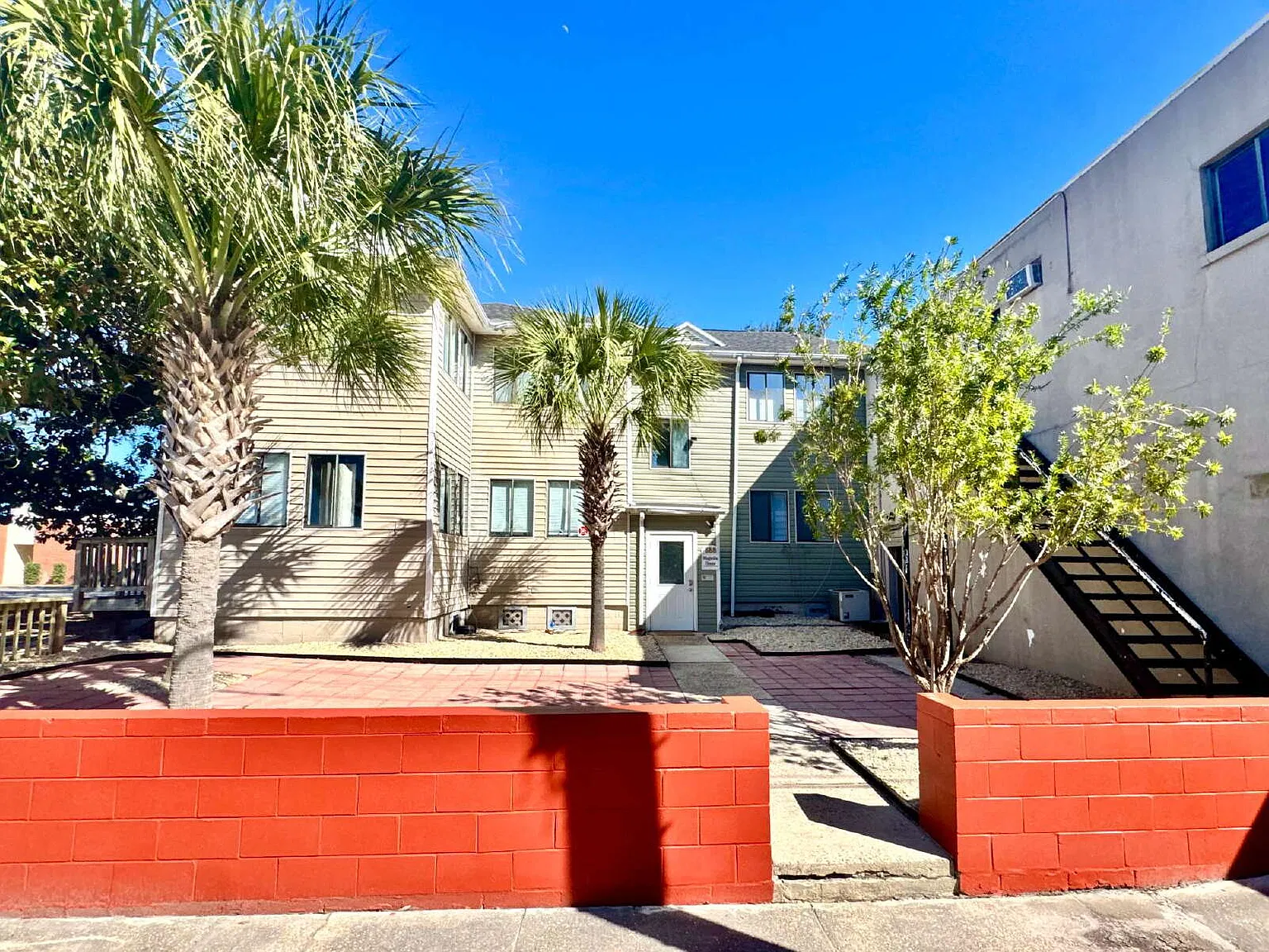 3 bed, 1.0 bath, 925 sqft, $1,300 — Photo 2