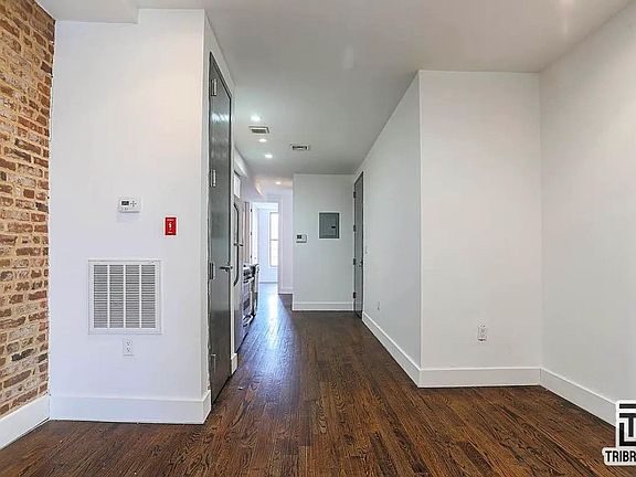 3rd image of 558 Kosciuszko St APT 1L