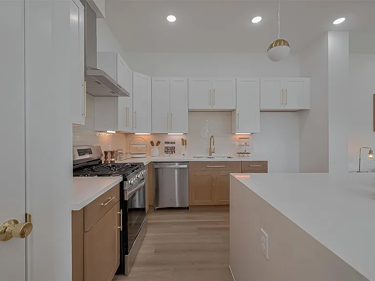 776 Mansfield St — Photo 15