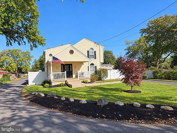 4th image of 823 Olive St