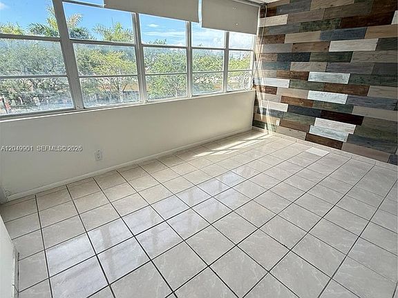 4th image of 2025 NE 164th St APT 318