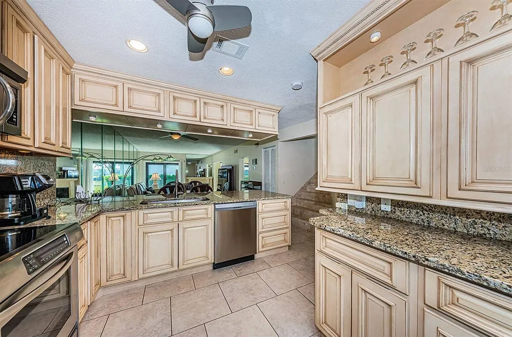 3 bed, 3.0 bath, 1650 sqft, $3,200 — Photo 3