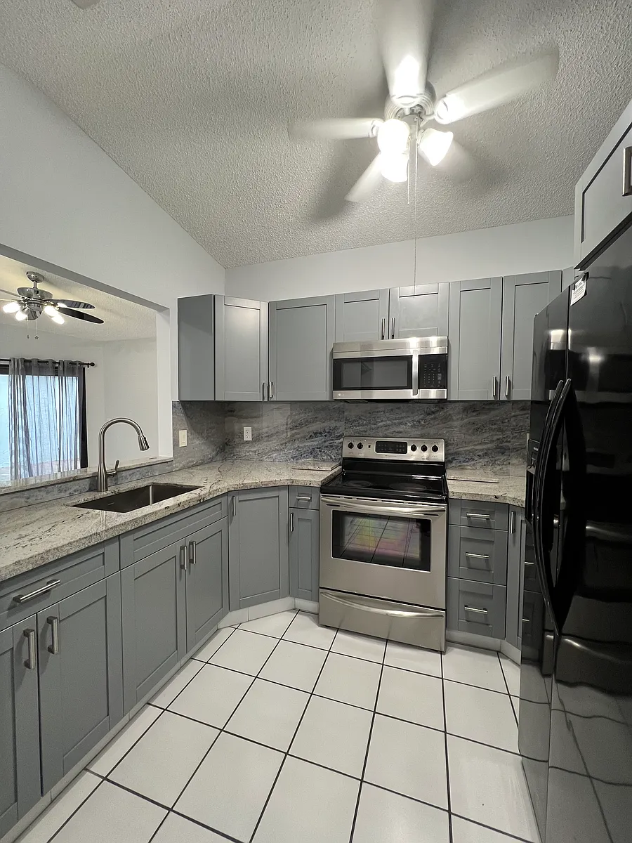 Building Photo - 6400 SW 152nd Circle Pl #11-00