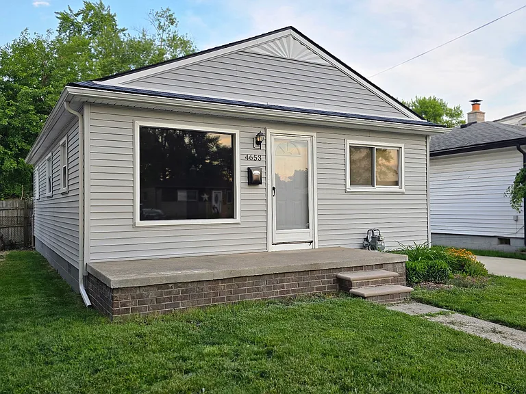 4653 Raymond Ave — Photo 1