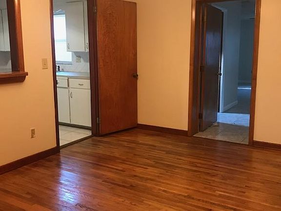 3rd image of 910 Bonnie Dr