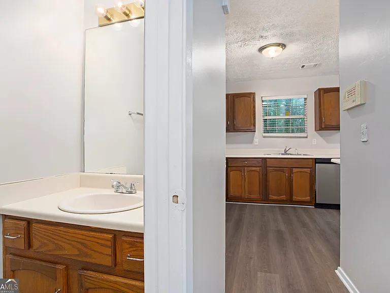 5731 Wells Cir — Photo 7