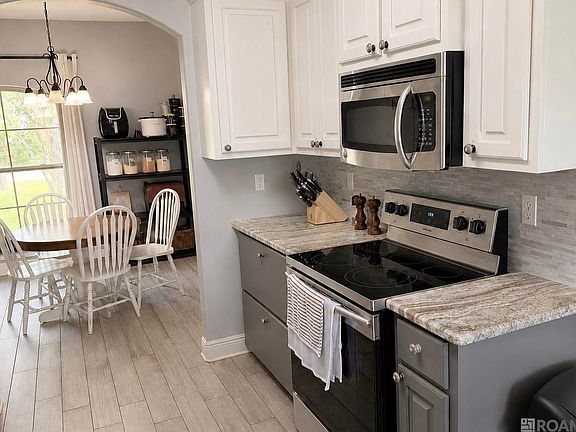 4th image of 9823 Clearlake Ln