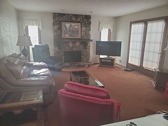 4th image of 33 Chantilly St