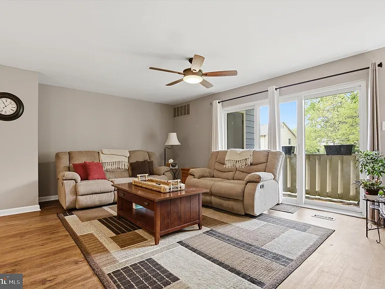 1003 Thornton Ct — Photo 3