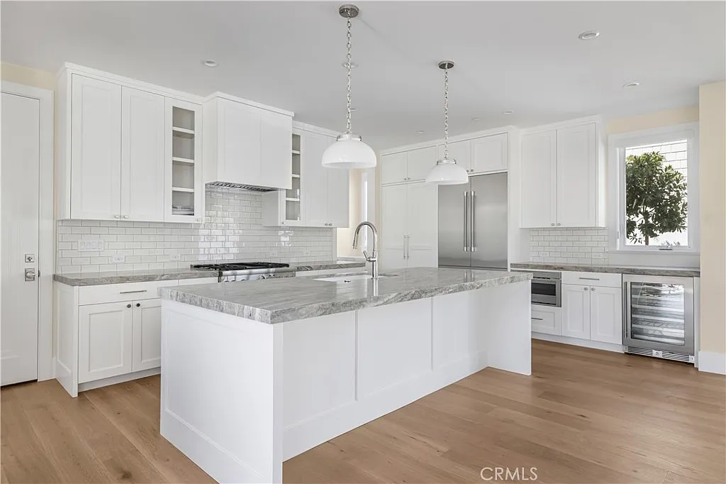 3 bed, 2.5 bath, 2054 sqft, $7,995 — Photo 3