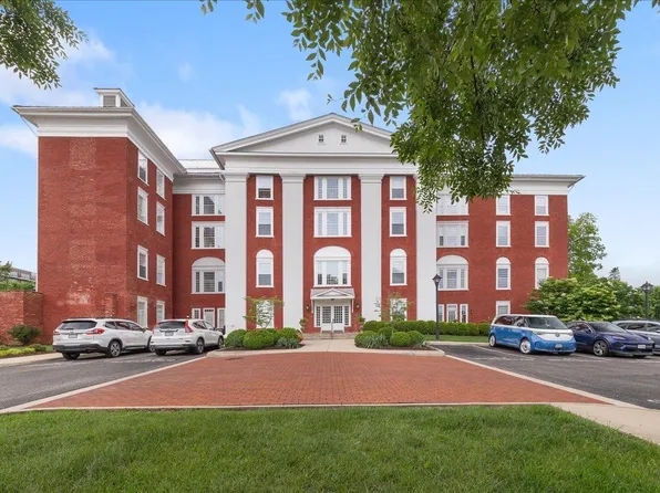 100 Village Dr APT 201, Staunton, VA 24401