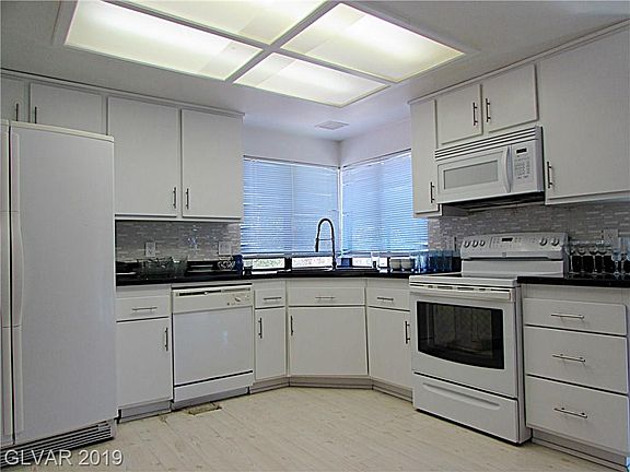 3rd image of 2708 Miraflores Ave