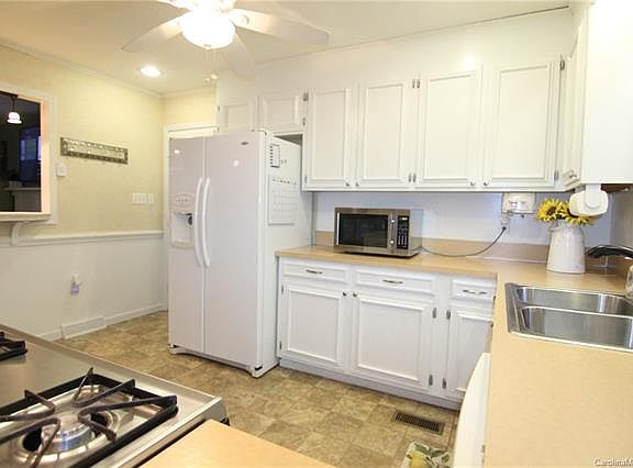 3rd image of 2247 Helen Dr