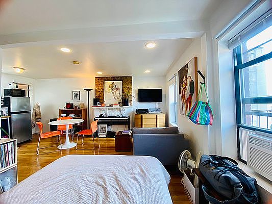 4th image of 107 Jefferson Ave #4