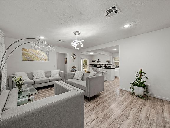 3rd image of 1401 Texas St