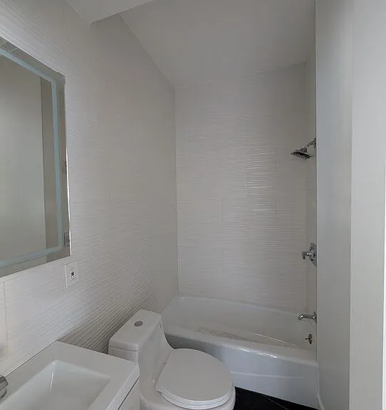 2626 Cloverfield Blvd #12 — Photo 4