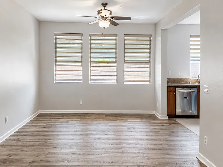 322 E Jeanette Ln — Photo 3