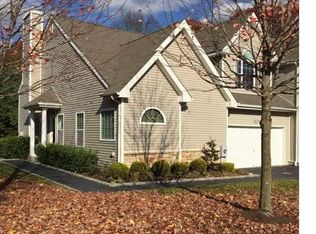 10 Arielle Ct, Hauppauge, NY 11749