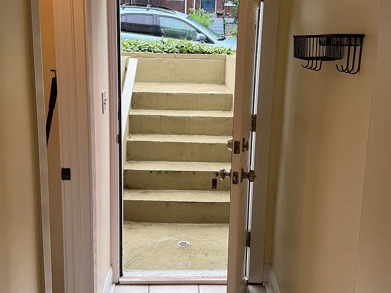 1112 Oates St NE #B — Photo 4