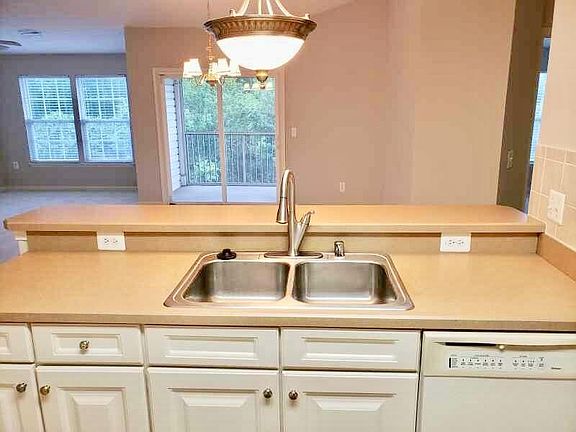 Kitchen overlooking breakfast bar