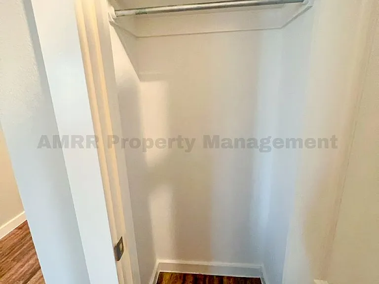 2030 Kenwood Ave — Photo 20