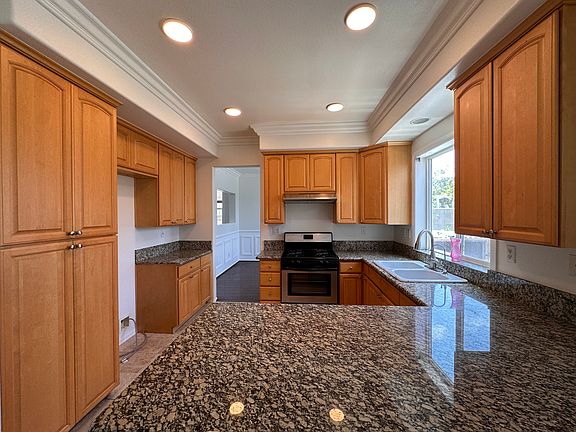 5th image of 3987 Kenmore Ave