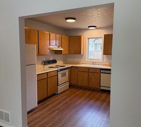 3rd image of 820 Kern St #1/2