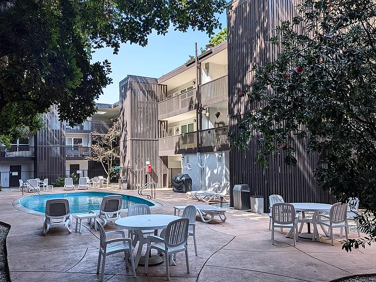 Park Laurel Apartments — Photo 6
