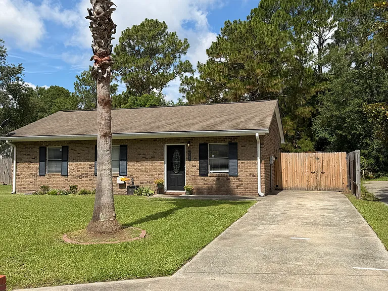 921 Greenbriar Rd — Photo 1