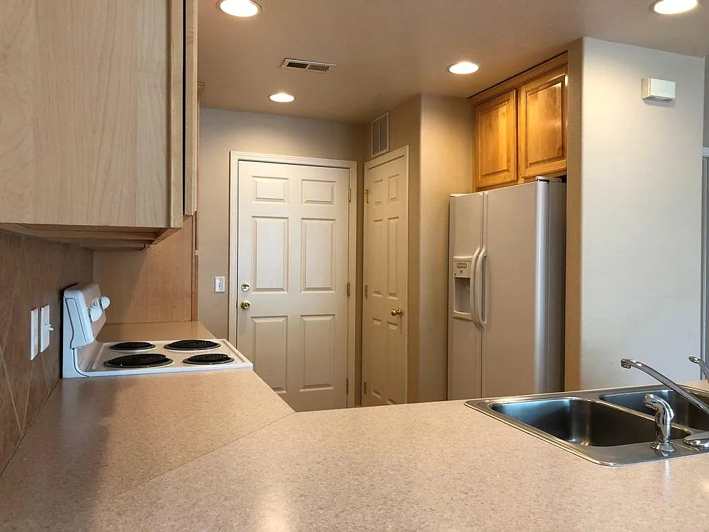 2 bed, 1333 sqft, $2,050 — Photo 4