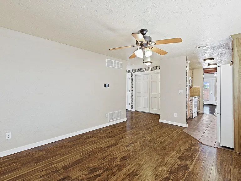 1228 W 11th St — Photo 38