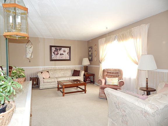 3rd image of 1043 W Maplewood Ln