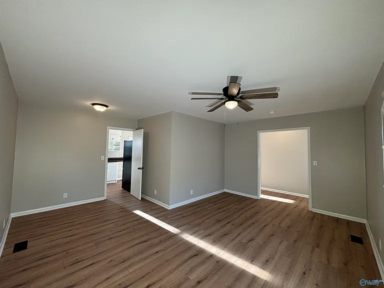 510 Clift Dr — Photo 7