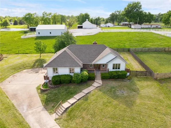 1008 NE Remington Ct, Lees Summit, MO 64086