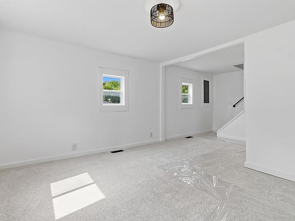 4th image of 320 W 37th St