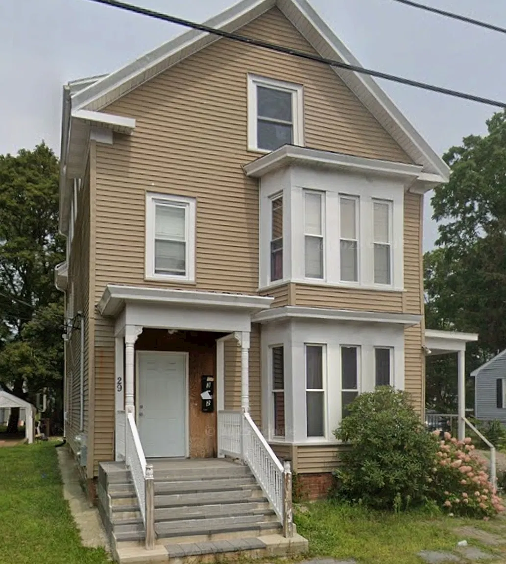 3 bed, 1000 sqft, $2,400 — Photo 1