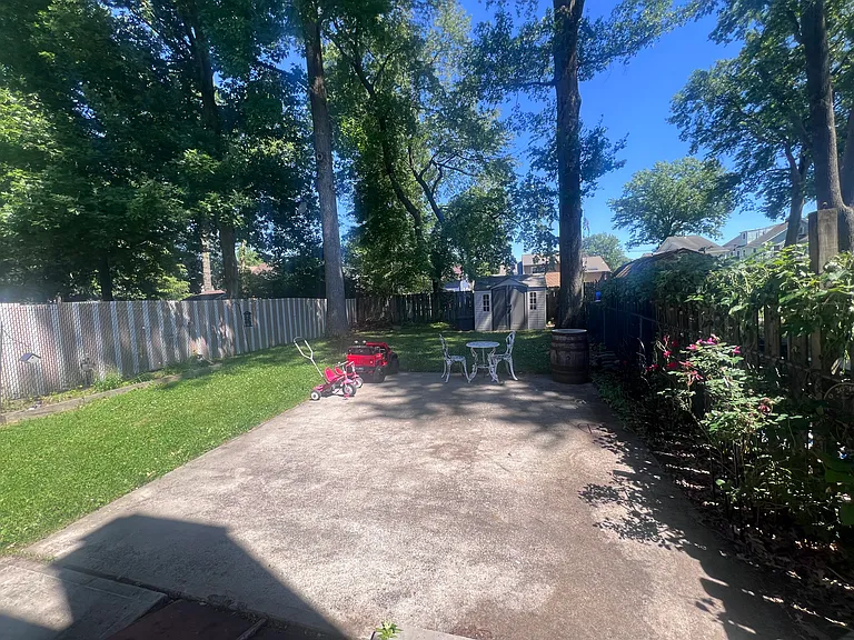 228 Windsor Ave — Photo 33