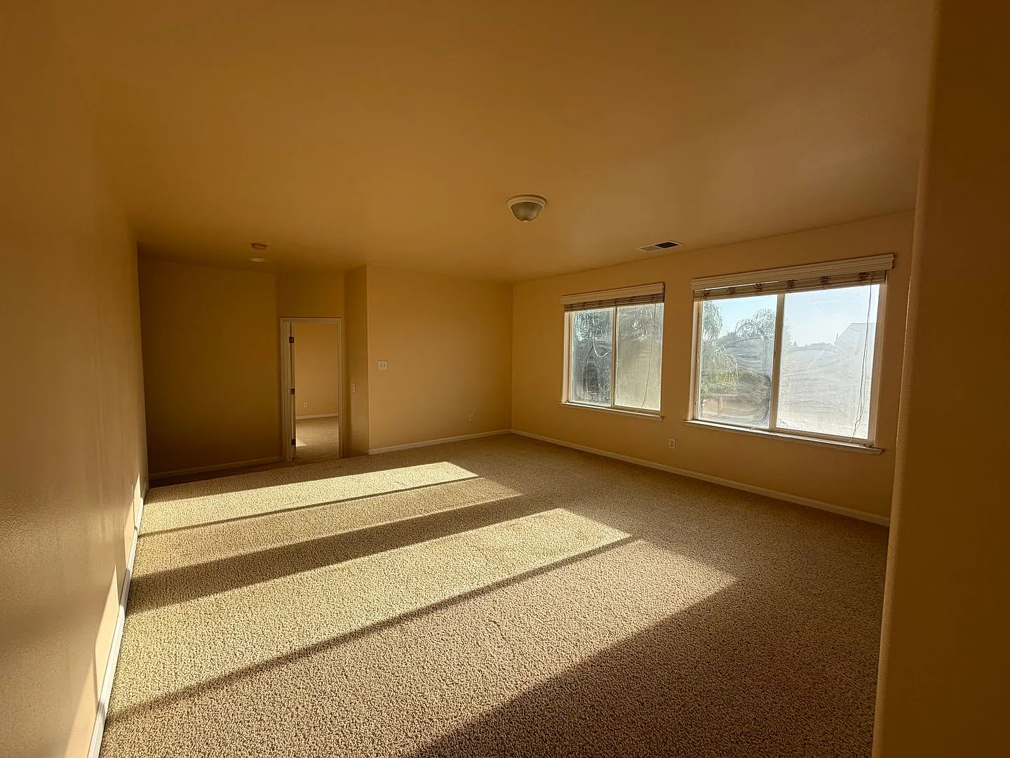 Spacious 6-Bedroom Home with Large Backyard in Fresno — Photo 4