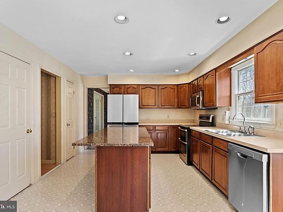 4th image of 914 Maplewood Ln