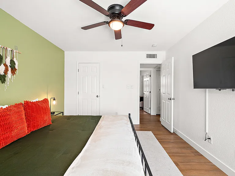 2802 N Pennington Dr — Photo 4