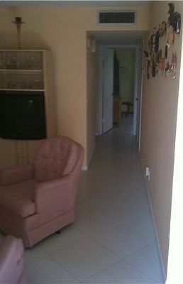 4th image of 715 Burgundy St #O