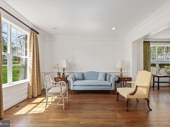 4th image of 3817 Lawrence Ave