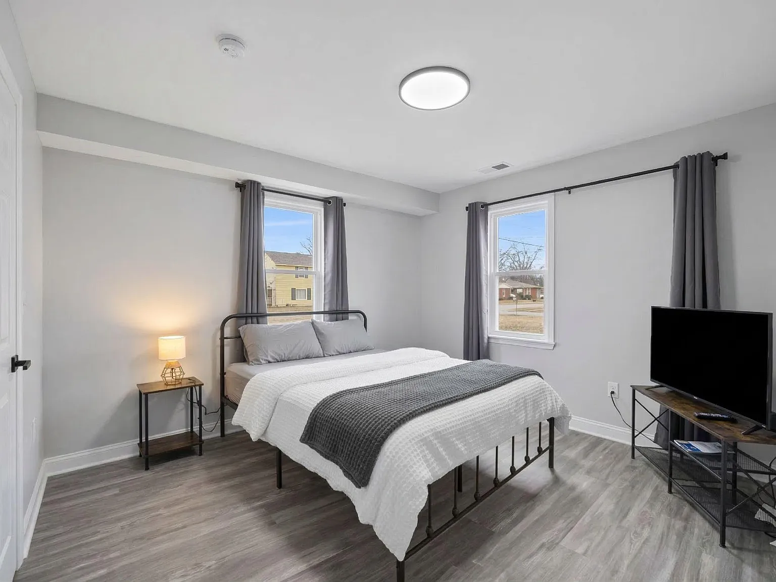 3 bed, 1.5 bath, 1800 sqft, $892 — Photo 1