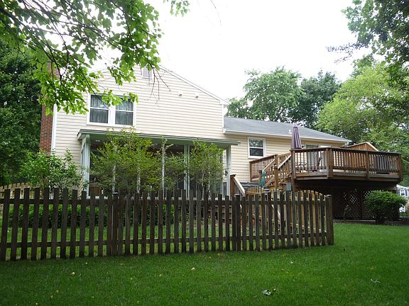 Enjoy eating crabs in porch!