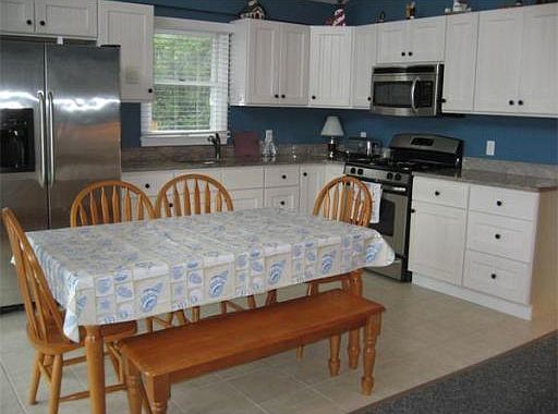 4th image of 232 Edgewater Dr E