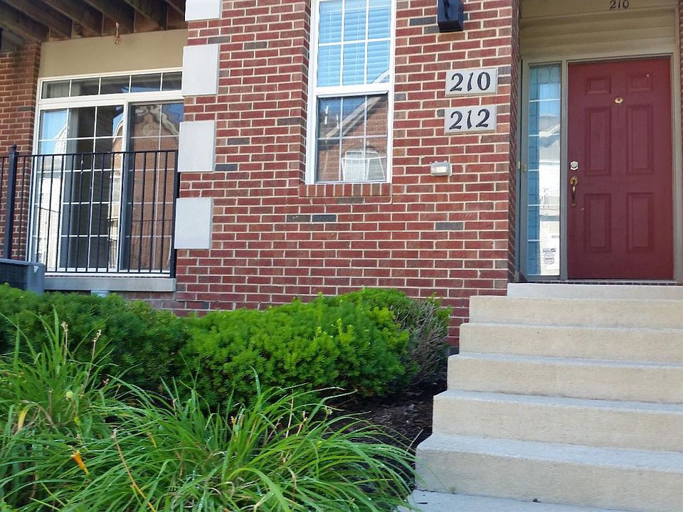 1st image of 212 W Oakbrook Dr