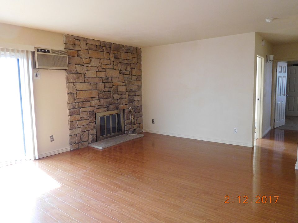 Lving Room & Fireplace