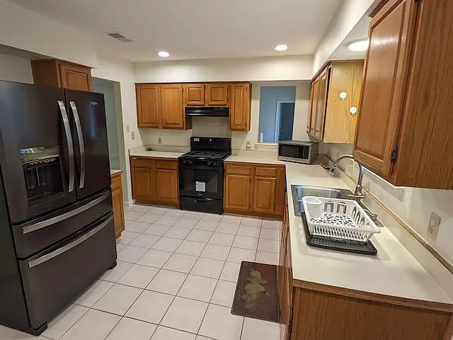 Large kitchen with breakfast area and new appliances